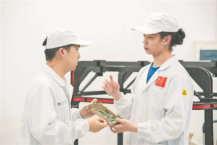 “小衛(wèi)星班”學(xué)生參與小衛(wèi)星創(chuàng)新設(shè)計項目。圖片由哈爾濱工業(yè)大學(xué)航天學(xué)院提供
